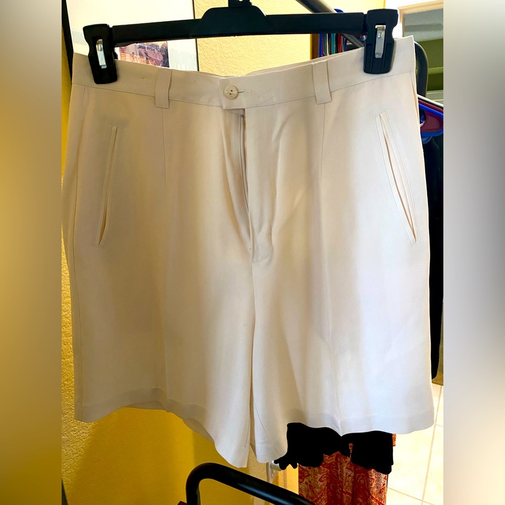 Tommy Bahama 100% Silk Shorts women’s size 12. Brand new no tag never been worn.